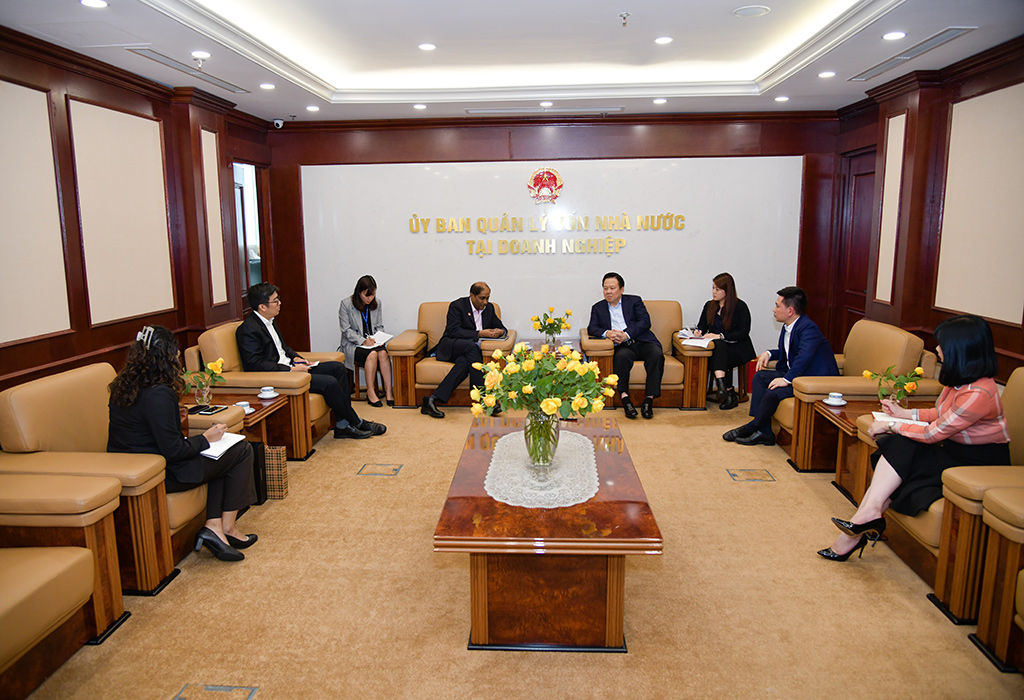 Chairman Nguyen Hoang Anh works with Singapore's Ambassador to Vietnam